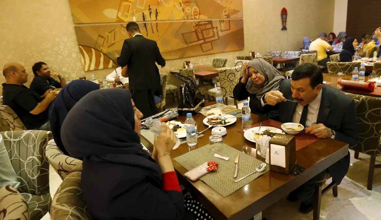 Sejumlah kafe di Irak mulai ramai dikunjungi saat waktu sahur oleh sejumlah warga, Irak, Kamis (9/7/2015). Setelah hampir 10 tahun tak boleh keluar malam, kini warga Irak bisa sahur bersama di Kafe. (Reuters Thaier Al-Sudani)