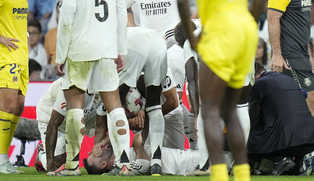 Momen menyayat hati terlihat saat pertandingan Liga Spanyol 2024/2025 antara Real Madrid melawan Villarreal di Santiago Bernabeu, Madrid, Spanyol, Minggu (06/10/2024) dini hari WIB. (AP Photo/Bernat Arnangue)