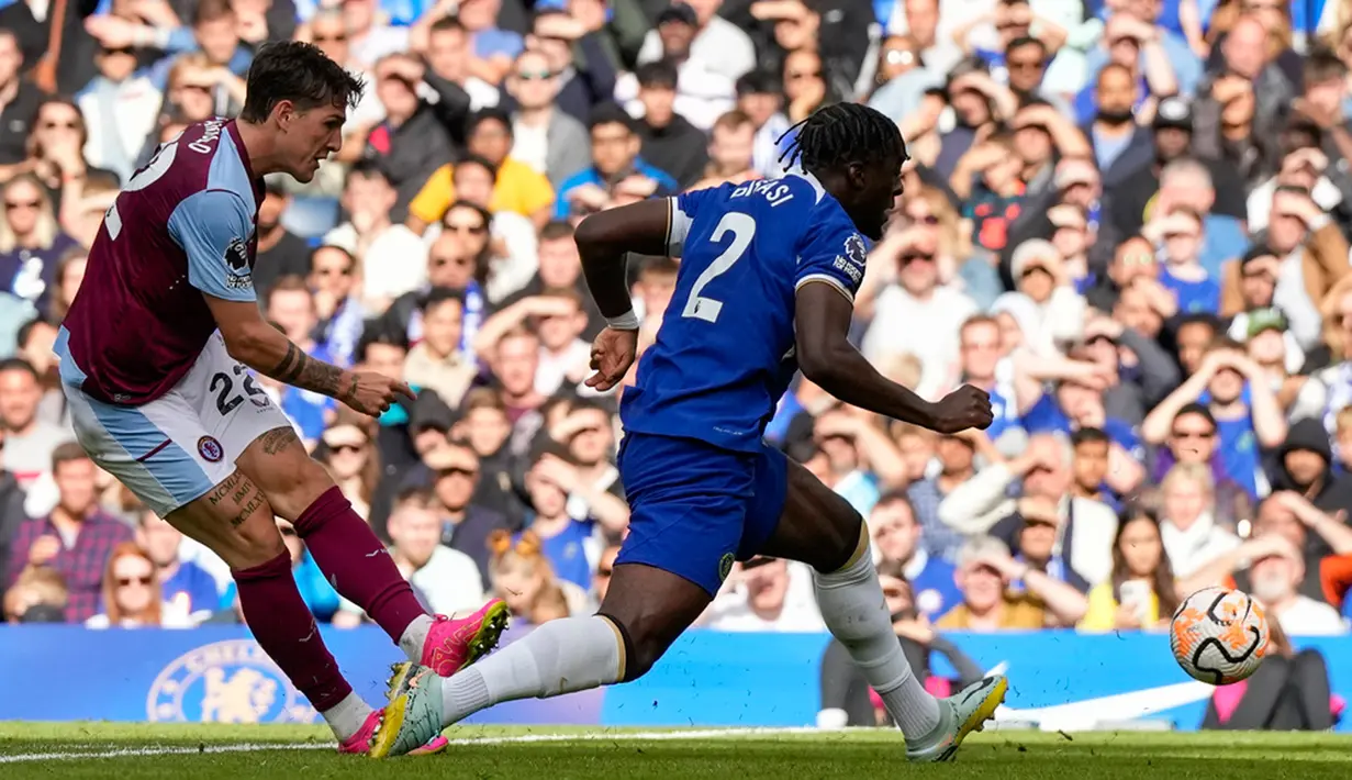 Tuan rumah mencoba untuk menyamakan kedudukan pada perpanjangan waktu yang berjalan sampai 11 menit. Namun tidak ada gol tercipta, Aston Villa menang 1-0 atas Chelsea. (AP Photo/Alastair Grant)