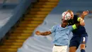 Penyerang Manchester City, Raheem Sterling melompat saat berebut bola dengan pemain FC Porto, Pepe pada matchday pertama Grup C Liga Champions di Etihad Stadium, Kamis (22/10/2020) dini hari WIB. Manchester City sukses menaklukan Porto dengan skor 3-1. (Phil Noble/Pool via AP)