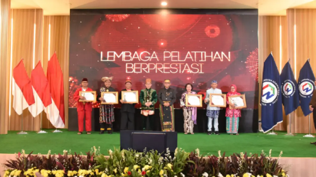 Lembaga Kebijakan Pengadaan Barang/Jasa Pemerintah (LKPP) mendapat penghargaan dari Lembaga Administrasi Negara (LAN) sebagai Lembaga Pelatihan Pemerintah Terbaik I kategori Lembaga Pelatihan Pemerintah Pusat untuk ke-4 kalinya. (Dok LKPP)