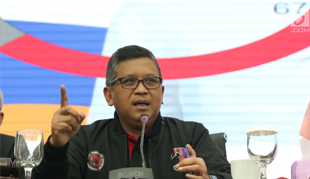 Sekjen PDI-P, Hasto Kristiyanto memberi keterangan terkait perolehan suara pada Pemilu 2019 di Jakarta, Jumat (19/4). BSPN PDI-P merilis data livecount perolehan suara Pileg serta Pilpres 2019 berdasar data C1 yang terverifikasi. (Liputan6.com/Helmi Fithriansyah)