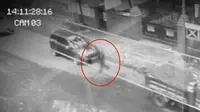 Ini Penampakan Hantu Menyeberang Jalan yang Terekam CCTV?