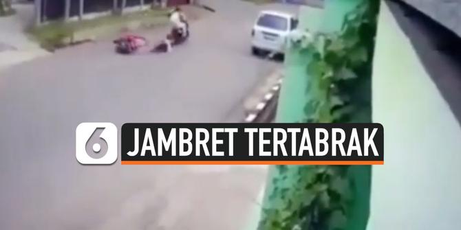 VIDEO: Jambret di Jambi Tertabrak Mobil Usai Jalankan Aksinya