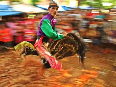 makaton, Somagede, Banyumas, Jateng, Rabu (25/4). Acara tersebut menampilkan kompilasi dari seluruh budaya asli Banyumas yang sering dipentaskan menjelang atau sesudah panen. (Antara)