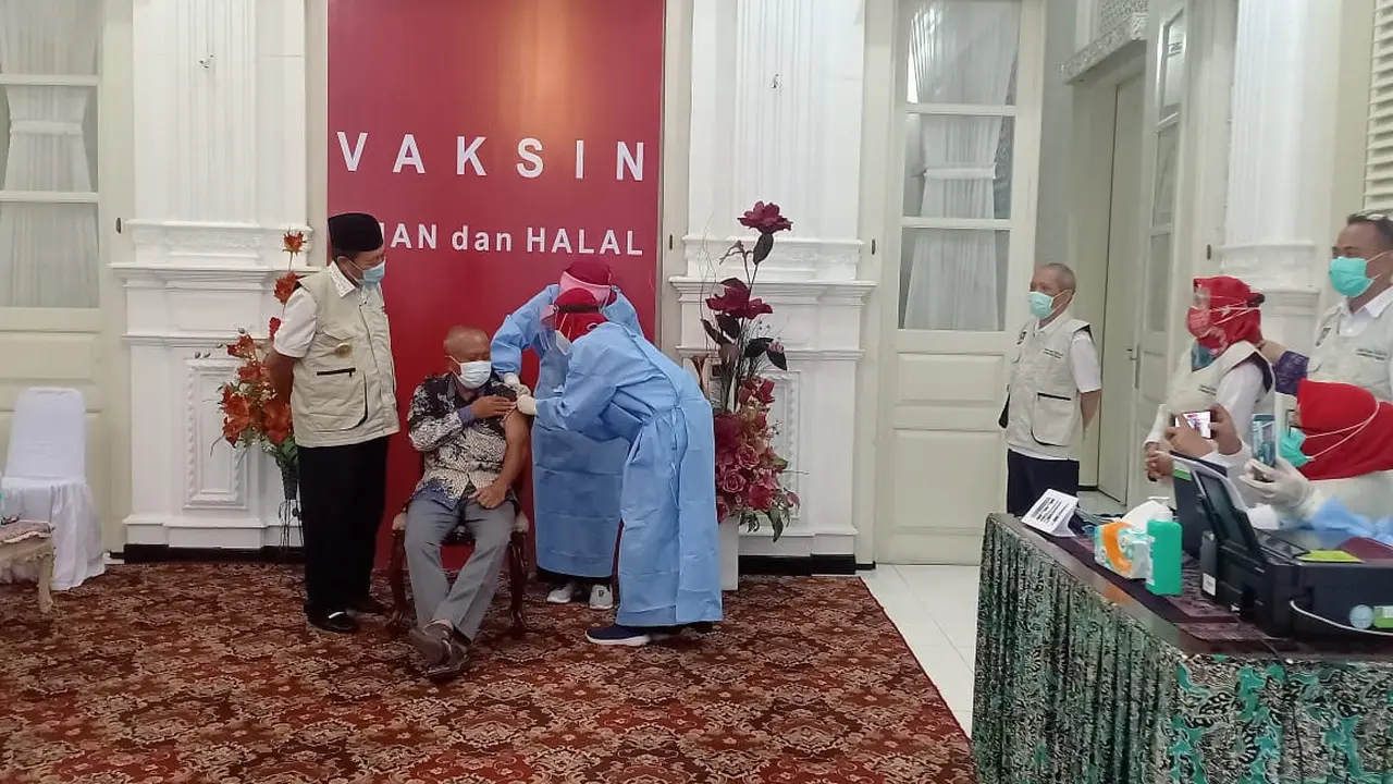 Vaksinasi Covid-19 perdana di Tuban. (Ahmad Adirin/Liputan6.com)