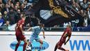 Pemain Lazio, Senad Lulic (tengah) mencoba melewati dua pemain AS Roma  pada laga Derby della Capitale di Olympic Stadium, Roma, Italia, (4/12/2016). AS Roma menang 2-0.  (AFP/Alberto Pizzoli)