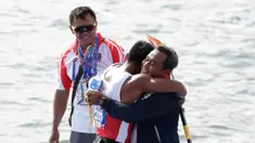 Atlet kano Indonesia, Maizir Ryondra, melakukan selebrasi usai tampil pada nomor Men's K1 1000 meter SEA Games 2019 di Subic Bay, Filipina, Jumat (6/12/2019). Maizir berhasil meraih medali emas dengan catatan waktu 3 menit 55,841 detik. (Bola.com/M Iqbal Ichsan)