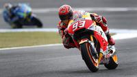 Pebalap Respol Honda, Marc Marquez, bertekad untuk menggeser posisi Valentino Rossi di puncak klasemen sebelum MotoGP Catalunya. (EPA/Roman Rios)