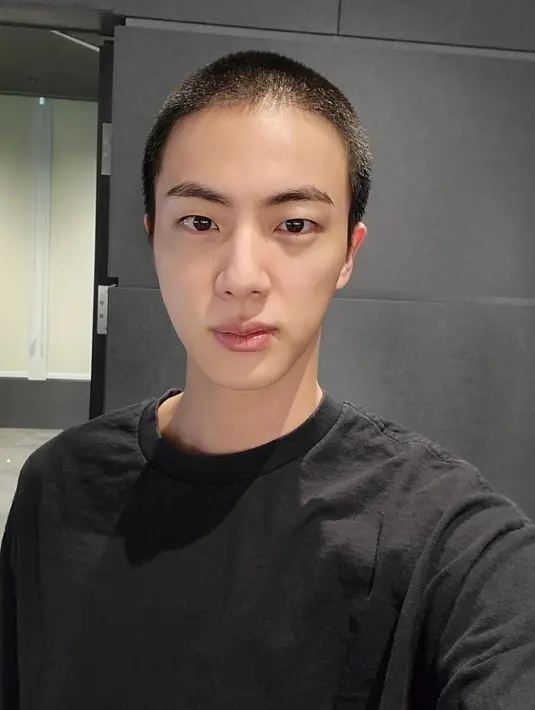Sebelumnya, melalui akun Weverse Jin juga mengunggah foto terbarunya dengan gara rambut cepak dan siap menjalani wajib militer. Unggahan Jin BTS ini pun langsung mencuri perhatian ARMY, bahkan tak sedikit pula yang memberikan semangat serta menunggu kepulangan Jin dari wajib militer. (Liputan6.com/Weverse/@jin)