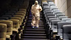 Seorang staf mendisinfeksi tangga di sebuah bioskop di Handan, Provinsi Hebei, 19 Juli 2020. Bioskop di area-area berisiko rendah di China diizinkan kembali beroperasi mulai 20 Juli menyusul perkembangan positif terkait situasi epidemi COVID-19. (Xinhua/Hao Qunying)