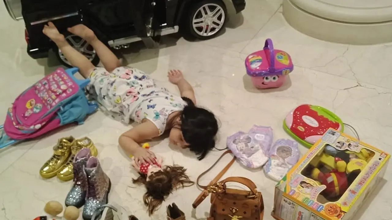 Putri Ashanty 'Terjatuh' Bersama Barang-Barang Kesayangan