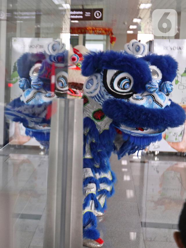 Barongsai di Stasiun LRT Velodrome