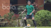 Bek Persija, Ryuji Utomo, mengontrol bola saat mengikuti seleksi Timnas Indonesia U-22 di Lapangan SPH Karawaci, Banten, Selasa (28/2/2017). (Bola.com/Vitalis Yogi Trisna)