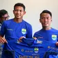 Ghozali Siregar dan Muchlis Hadi Ning Syaifulloh pada acara perkenalan di markas Persib Bandung. (Liputan6.com/Kukuh Saokani)