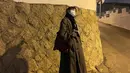 Dalam foto ini, Kim Go Eun terlihat mengenakan coat cokelat, lengkap dengan syal hitam dan masker. Kamu juga bisa menambahkan detail kasual, seperti tas dan sneakers. Foto: Instagram @ggonekim.