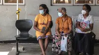 Pasien yang bergantung pada sistem perawatan kesehatan publik Sri Lanka merasa sulit untuk menjangkau rumah sakit karena krisis bahan bakar di negara itu. (AFP)