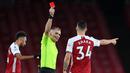 Gelandang Arsenal, Granit Xhaka, mendapat kartu merah saat melawan Burnley pada laga Liga Inggris pada laga Liga Inggris di Stadion Emirates, Senin (14/12/2020). Arsenal takluk 0-1 dari Burnley. (Laurence Griffiths/Pool/AFP)