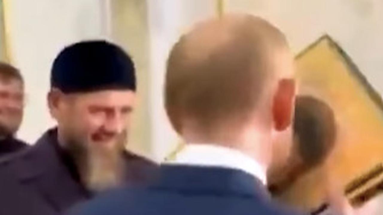 Momen Presiden Putin Masuk Masjid Lalu Cium & Peluk Alquran, ini Videonya