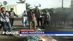 Puluhan mahasiswa HMI Banten berunjuk rasa menuntut Gubernur Banten, Wahidin Halim, agar mundur dari jabatannya.