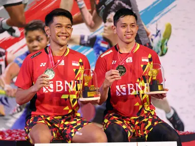 Perhelatan Indonesia Masters 2023 resmi dimulai hari ini, Selasa (24/1/2023) di Istora Senayan Jakarta. Sebagai salah satu ajang rangkaian BWF Tour 2023 berlevel super 500, Indonesia Masters 2023 diikuti oleh para pemain terbaik dari seluruh negara. Namun sayangnya, greget turnamen kali ini terasa berkurang karena kehilangan 4 juara bertahan pada edisi sebelumnya dengan berbagai alasan. Hanya ganda putra Indonesia, Fajar Alfian/Muhammad Rian Ardianto dengan status juara bertahan yang siap mempertahankan gelarnya untuk edisi kali ini. Berikut daftar lengkap juara Indonesia Masters pada edisi 2022. (Bola.com/Ikhwan Yanuar)