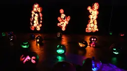 Sejumlah labu diukir berbentuk tokoh Walt Disney ditampilkan dalam pameran Rise of the Jack O'Lanterns pada perayaan malam Festival Halloween di Los Angeles, California (16/10). Halloween dirayakan setiap tahun pada tanggal 31 Oktober. (AFP/Mark Ralston)