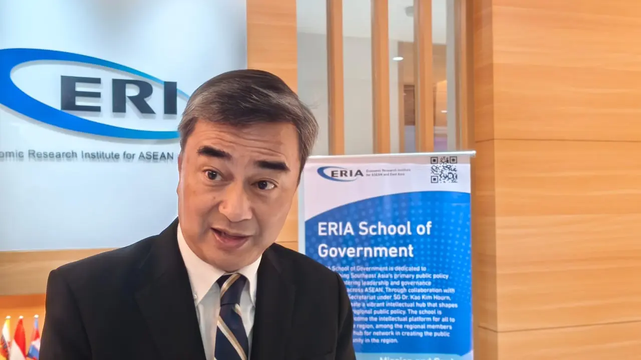 Mantan PM Thailand Abhisit Vejjajiva usai memberikan kuliah umum terkait kepemimpinan di ERIA School of Government, Jakarta, Rabu (22/10).