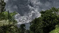 Warga melihat asap tebal mengepul saat erupsi Gunung Merapi terlihat dari desa Tunggularum di Sleman pada 11 Maret 2023. Kepala Balai Penyelidikan dan Pengembangan Teknologi Kebencanaan Geologi (BPPTKG) Agus Budi Santoso melalui keterangan resmi di Yogyakarta, Sabtu, mengatakan awan panas guguran terjadi pada pukul 12.12 WIB. Dia menyebut erupsi Gunung Merapi masih berlangsung.(AFP/Devi Rahman)