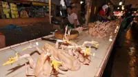 Pedagang mengakui penurunan harga jual ayam pasca perayaan Hari Raya Idul Fitri ini, membuat omzet penjualan dan pemasukan untung anjlok.