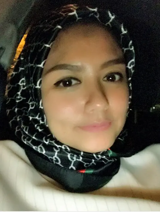 "Bismillahhh doain ya temen temen semua, semoga bukan cuma hijrahnya ajh tapi bisa istiqomah dari segala yg akan datang menerpa," tulis Tika Ramlan dalam foto mengenakan hijab. (Instagram/tika_ramlan)