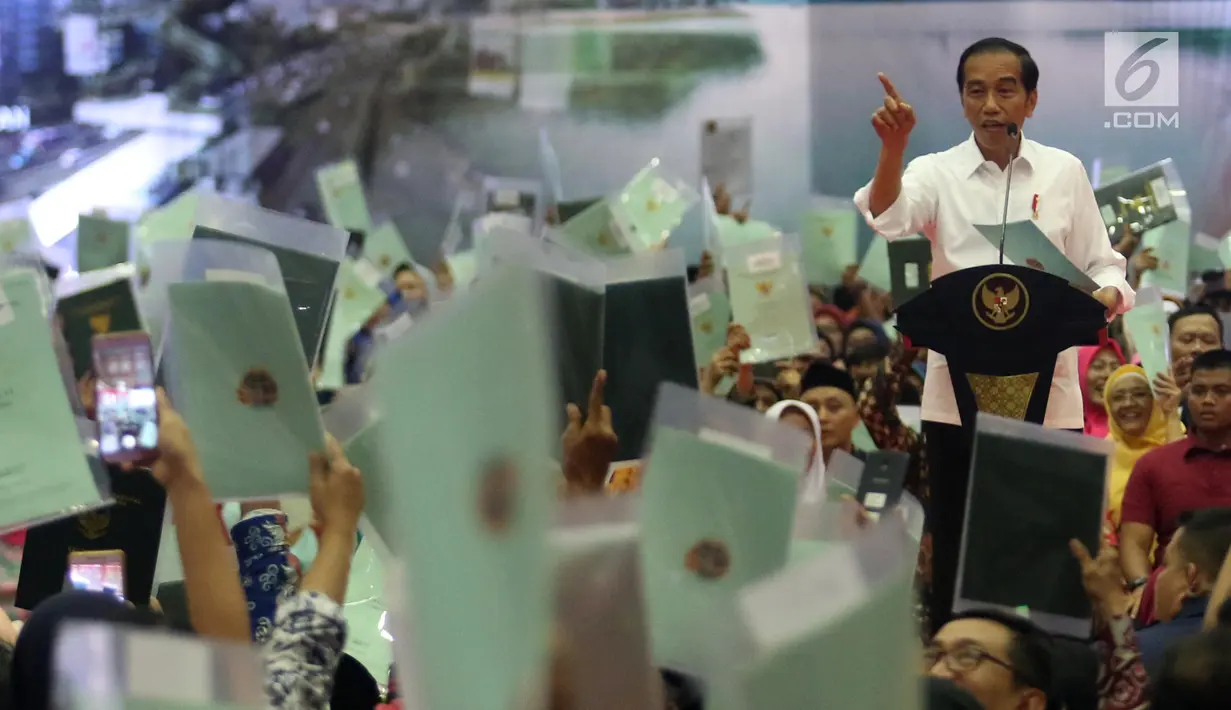 Presiden Joko Widodo atau Jokowi memberi sambutan saat membagian sertifikat tanah di Pasar Minggu, Jakarta, Jumat (22/2). Jokowi menjawab tuduhan bahwa pembagian sertifikat tanah untuk rakyat tidak ada gunanya. (Liputan6.com/Angga Yuniar)