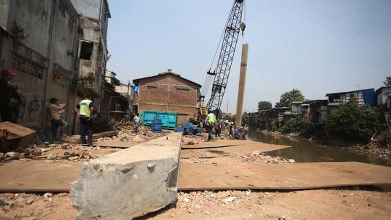 Pasca penggusuran, bantaran Ciliwung mulai dipasangi tiang pancang