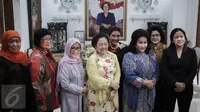 Presiden ke-5 RI Megawati Soekarnoputri didampingi beberapa menteri kabinet kerja mengadakan pertemuan dengan istri PM Malaysia Najib Razak, Rosmah Mansor di kediaman Megawati, Jalan Teuku Umar, Jakarta Pusat, Selasa (7/3). (Liputan6.com/Faizal Fanani)