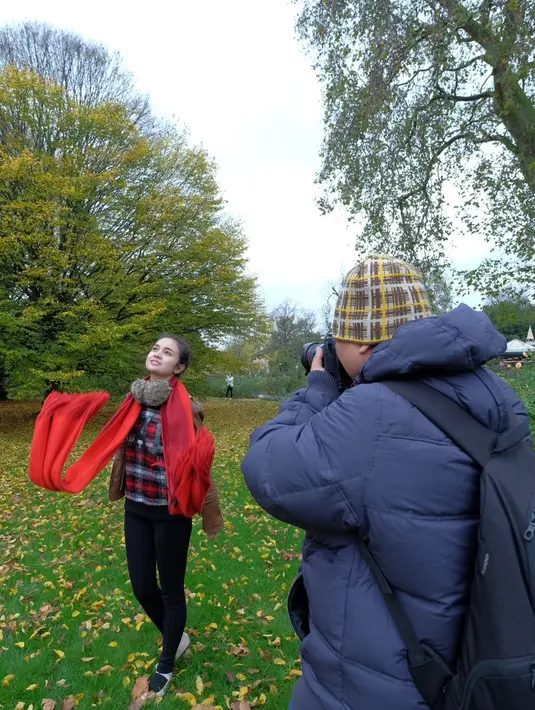 Saking banyaknya orang yang berkumpul untuk menyaksikan jalannya shooting ditakutkan  ada penduduk lokal yang mengadu keberatan, izin shooting bisa dicabut, dan untungnya, hal ini tak terjadi.  (Doc: Screenplay Film) 