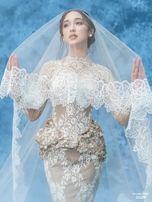 Pesonanya terlihat begitu teduh bak malaikat dalam balutan busana pengantin yang cantik [@riotmotret]