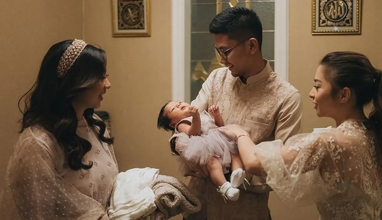 Di momen akikah ini, Nikita Willy dan Winona Willy tampil kompak dengan gaun bernuansa nude. (instagram/nikitawillyofficial94)