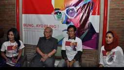 Artis Tamara Geraldine dan Tokoh Nasional Emil Salim menghadiri diskusi dan pencanangan gerakan Muhammad Hatta: Bung, Ayo Bung! Berbuat,Tumbuh dan Berdaulat di Jakarta, Rabu (20/8/2014) (Liputan6.com/Miftahul Hayat)