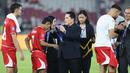 Ketua Umum PSSI, Erick Thohir (tengah kanan) mengalungkan medali runner up untuk pemain Timnas Indonesia, Beckham Putra setelah final FIFA Series 2026 melawan Bulgaria di tadion Utama Gelora Bung Karno, Senayan, Jakarta, Senin (30/03/2026). (Bola.com/M Iqbal Ichsan)