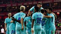 Pemain Barcelona, Paulinho Bezerra dan rekan setimnya merayakan gol ke gawang Athletic Bilbao pada pekan ke-10 Liga Spanyol di San Mames, Minggu (29/10) dini hari. Satu gol dari Lionel Messi dan Paulinho membawa Blaugrana menang 2-0 (AP/Alvaro Barrientos)
