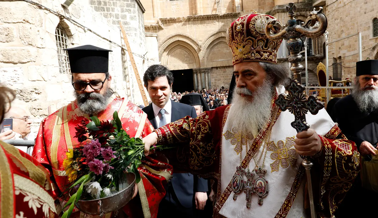 Patriark Teofilos III dari Yerusalem melakukan rangkaian ritual cuci kaki tradisional di depan Gereja Makam Suci, Yerusalem (5/4). (AFP Photo/Gali Tibbon)