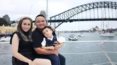 Momen liburan akhir tahun 2023, digunakan oleh Momo dan keluarga untuk jalan-jalan di Sydney Harbour Bridge. Dalam momen liburannya, keluarga ini tampil kompak dengan mengenakan busana bernuansa hitam. Tidak lupa pasangan suami istri ini abadikan momen indah dari atas yacht. (Liputan6.com/IG/@therealmomogeisha)