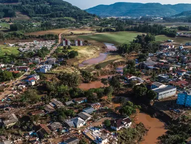 Pemandangan bangunan yang hancur akibat banjir yang disebabkan oleh topan ekstratropis yang mematikan di Roca Sales, negara bagian Rio Grande do Sul, Brasil, Rabu, 6 September 2023. (AP Photo/Wesley Santos)