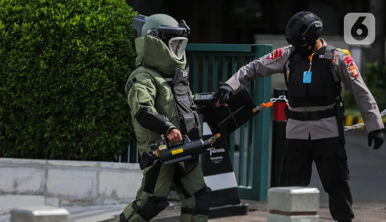 Anggota Gegana usai memeriksa sebuah tas mencurigakan yang ditaruh di depan Hotel Kempinski, Bundaran HI, Jakarta, Kamis (16/4/2020). Dalam pemeriksaan yang dilakukan anggota Gegana diketahui bahwa tas tersebut kosong. (Liputan6.com/Faizal Fanani)