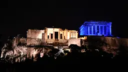 Situs warisan dunia Kuil Parthenon berwarna biru saat Hari Anak Sedunia, Athena, Yunani, Rabu (20/11/2019). Nuansa biru pada kuil yang berada di puncak bukit Acropolis tersebut untuk memperingati Hari Anak Sedunia yang jatuh setiap tanggal 20 November. (LOUISA GOULIAMAKI/AFP)