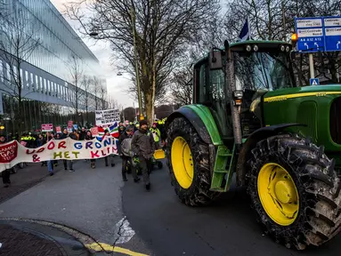 Petani dari Groningen berunjuk rasa dengan membawa traktor memprotes fracking di Den Haag, Belanda (1/1). Pemerintah Belanda sedang melakukan persidangan melawan fracking di Groningen pada bulan Februari. (AFP Photo/ANP/Siese Veenstra/Netherlands Out)