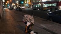Seorang pria 36 tahun di Los Angeles tidur di jalanan usai merokok fentanyl pada Agustus 2022 lalu. Dok: AP Photo/Jae C. Hong