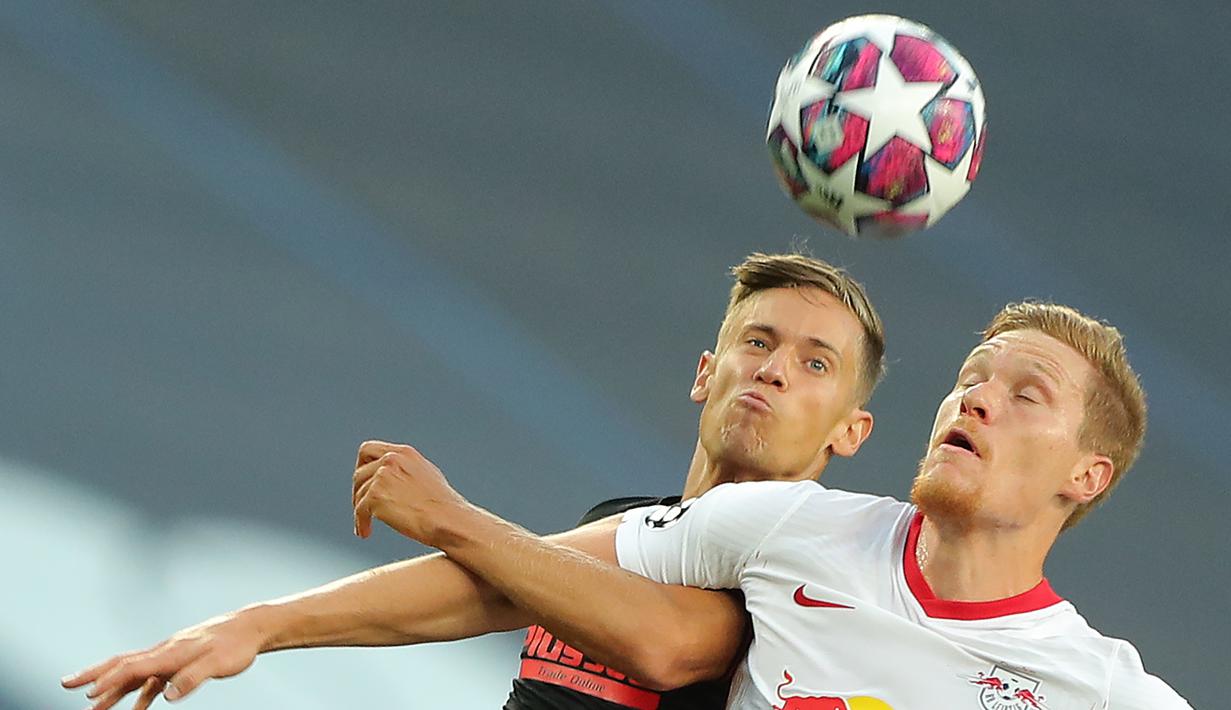 Bek RB Leipzig, Marcel Halstenberg, berebut bola dengan gelandang Atletico Madrid, Marcos Llorente, pada perempat final Liga Champions 2019/2020 di Estadio Jose Alvalade, Jumat (14/8/2020) dini hari WIB. RB Leipzig menang 2-1 atas Atletico Madrid. (AFP/Miguel A. Lopes/pool)