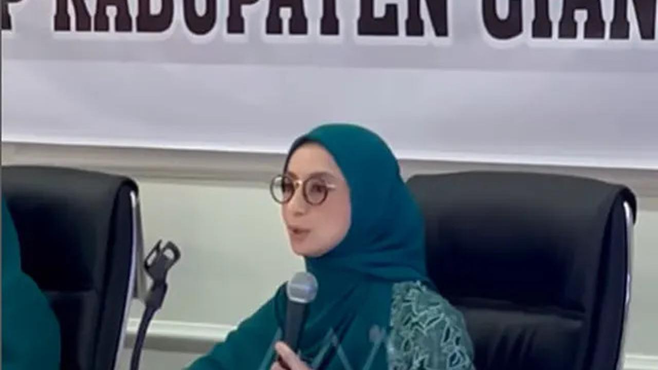 6 Potret Avi Basalamah Istri Ramzi Jadi Ibu PKK, Jabat Ketua Bidang 1 TP PKK Kab. Cianjur