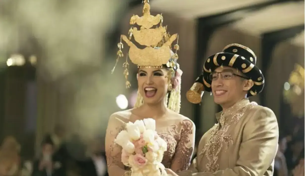 Zivanna Letisha menampilkan perpaduan warna emasnya memberikan kesan mewah dan meriah. [foto: Instagram/@zivannaletisha]