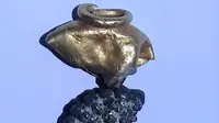 Ornamen anting-anting atau rumbai yang terbuat dari emas dan perak dari 587/586 SM. (Kredit: Ekspedisi Arkeologi Mt. Zion / Rafi Lewis)